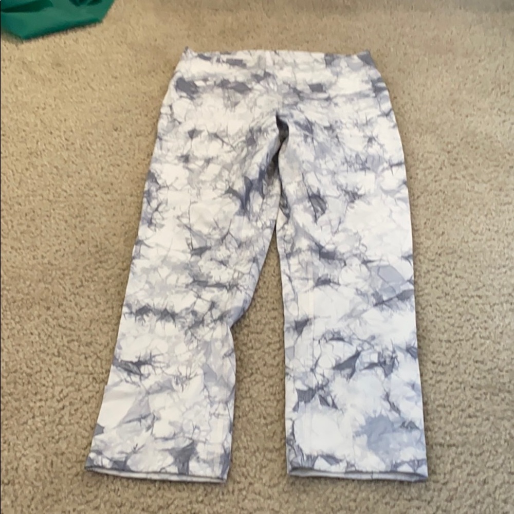 Marble patterned lulu 3/4 leggings size 6.